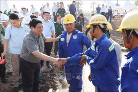 越南政府总理范明政视察南部地区重要交通项目