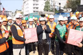 越南政府总理范明政看望慰问河内市春节坚守岗位一线人员