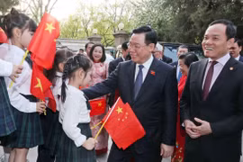 国会主席王廷惠会见旅华越南人代表