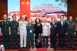 参加奠边府战役的老兵和先锋青年在首都河内会面