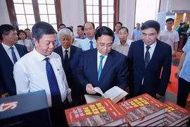 《武元甲——人民的将军》越南语与5种外语双语版图书首发仪式在奠边省举行