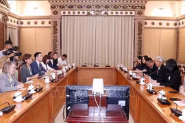 胡志明市领导会见美国议员代表团