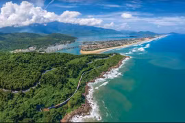 岘港-顺化旅游专列带游客领略陵姑湾之美