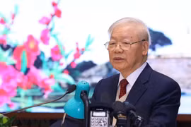 越共中央总书记阮富仲的署名文章：克服挑战 在新时期建设与发展国家