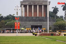 4·30和5·1假期逾6.1万人拜谒胡志明主席陵