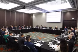 越南总理范明政与新西兰企业举行座谈会