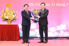 越南国会主席王廷惠荣获党龄40年纪念章