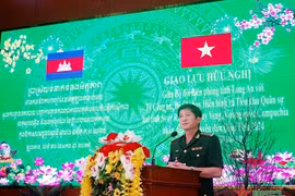 隆安省边防部队与柬埔寨戍边力量举行友好交流
