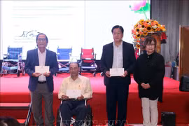 日本社会贡献基金向岘港市残疾人赠送轮椅
