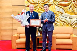 阿尔及利亚驻越南大使荣获“致力于各民族和平与友谊”纪念章