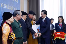 越南国会主席看望慰问太平省贫困工人和优抚家庭