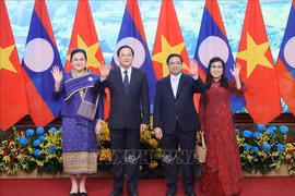 越南政府总理范明政与老挝总理宋赛·西潘敦举行会谈