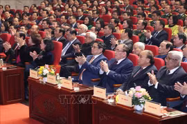 政府总理范明政出席“金锤镰”奖颁奖典礼并发表重要讲话