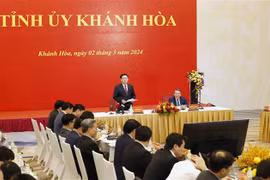 越南国会主席王廷惠与庆和省省委常务委员会举行工作会议