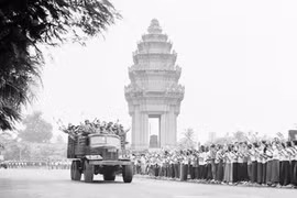 柬埔寨1月7日胜利日45周年：继续培育柬越全面合作关系