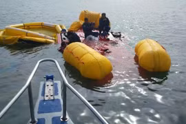 马来西亚：一架直升机在马六甲海峡坠毁