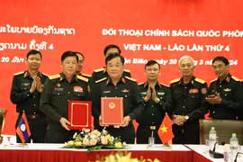加强越老国防合作