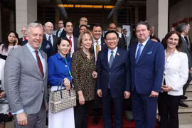 越南国会主席王廷惠会见美国-东盟商务理事会代表团