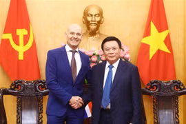 胡志明国家政治学院院长会见荷兰驻越大使基斯·范巴尔