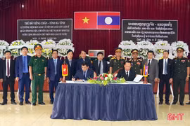 双方举行交接仪式，接受并运送回国在老挝牺牲的两具越南专家和志愿军烈士遗骸。图自越通社