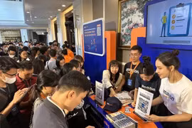 越来越多消费者选择网上购物。图自越通社