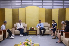 岘港市领导与澳大利亚驻胡志明市总领事萨拉·霍伯女士举行工作座谈。图自越通社