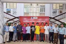 河内国家大学下属的自然科学大学附属高中学生同老师们合影。图自越通社