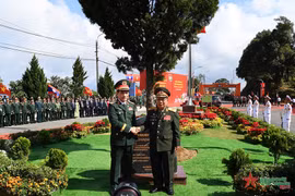 越南国防部部长潘文江大将（左）和老挝国防部部长占沙蒙·占雅拉。图自越通社