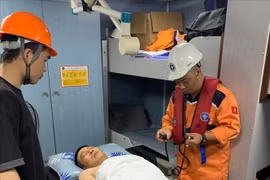 越南及时营救作业中受伤的中国船员。图自越通社