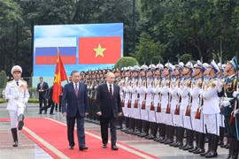 越南国家主席苏林和俄罗斯联邦总统弗拉基米尔·普京检阅越南人民军仪仗队。图自越通社