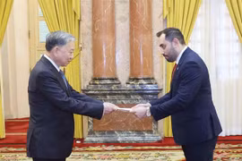 尼加拉瓜大使马里奥·何塞·阿门戈尔·坎波斯向苏林主席递交国书。图自越通社