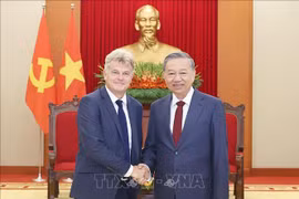 越共中央总书记苏林和法国共产党全国书记鲁塞尔。图自越通社