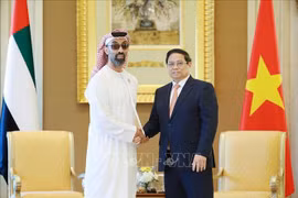 越南政府总理范明正会见阿联酋国家安全顾问兼阿布扎比副酋长塔努恩·本·扎耶德·阿勒纳哈扬。图自越通社