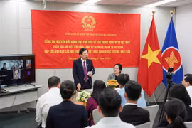 越南代表团与越南驻福冈总领事馆举行工作会议和会见九州-冲绳和日本中南部地区的协会领导人代表。图自越通社