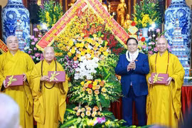 范明政总理出席在河内市馆使寺举行的佛诞节庆祝活动。图自越通社