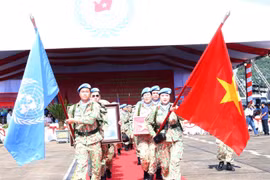 越南国防部举行赴南苏丹和阿卜耶伊地区六号二级野战医院和三号工兵队出征仪式。图自越通社