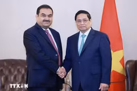 越南政府总理范明政和阿达尼集团董事长高塔姆·阿达尼。图自越通社