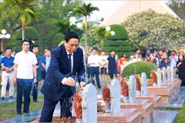越南政府总理范明政上香缅怀奠边府英雄烈士。图自越通社