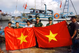 巴地头顿省向渔民赠送国旗 