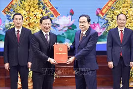 国会主席陈青敏向北江省领导人转交国会常务委员会第1191号决议。图自：越通社