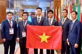 越南国家队4名学生全部斩获奖牌，其中金牌2枚，银牌1枚和铜牌1枚。图自越通社