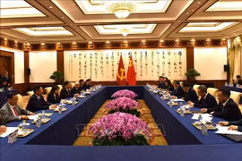 阮仲义一行与中共中央政治局委员、中央宣传部部长李书磊举行会谈场景。图自越通社