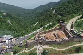 鸟瞰海云关。图自越通社