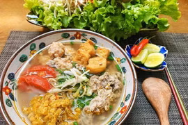 蟹膏汤米线。图自Vietnam+