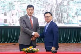 《人民报》总编辑、中央宣教部副部长、越南全国记者协会主席黎国明和韩联社社长兼首席执行官黄大一。图自越通社