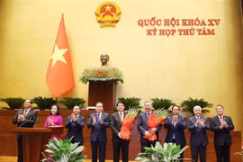 越南政府总理范明政、国会主席陈青敏、越南祖国阵线中央委员会主席杜文战以及各国会副主席向苏林总书记和梁强国家主席送鲜花表示祝贺。图自越通社