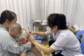 河内市开展1-5岁儿童麻疹疫苗接种活动。图自越通社