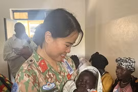 范氏梅堓大尉在阿卜耶伊的一家医院从事慈善工作。图自人民军队报