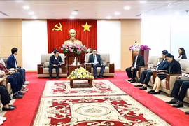 南平阳省人民委员会常务副主席梅雄勇会见韩国首尔市西大门区主席李成勋。图自越通社
