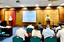 越南老街省计划与投资厅副厅长阮越强介绍关于本次交易会的相关信息。图自: Vietnam+
